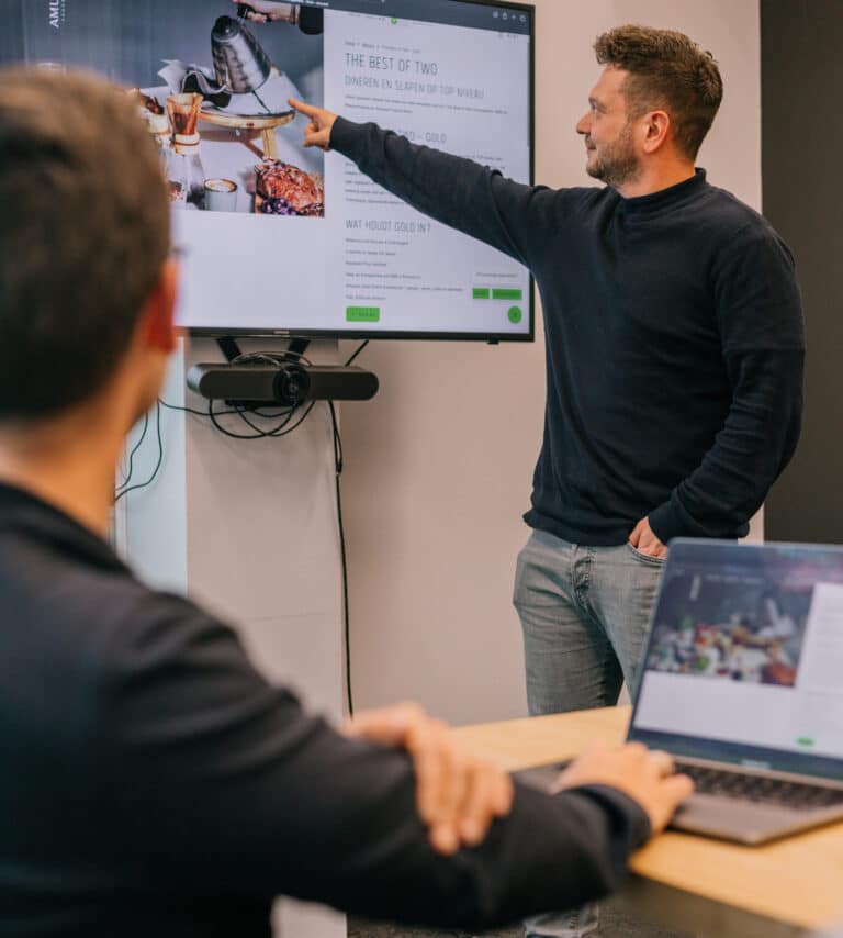 Pixel Express medewerkers aan het overleggen