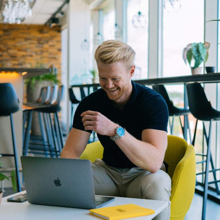 Pixel Express medewerker bezig achter laptop