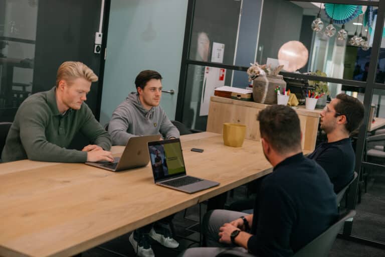 Pixel Express medewerkers aan het overleggen