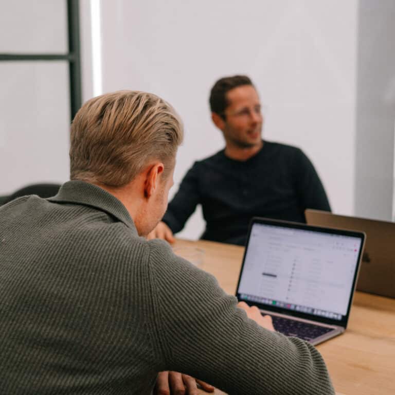 Pixel Express medewerkers aan het overleggen