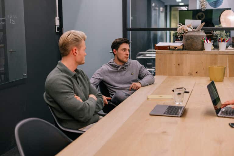 Pixel Express medewerkers aan het overleggen