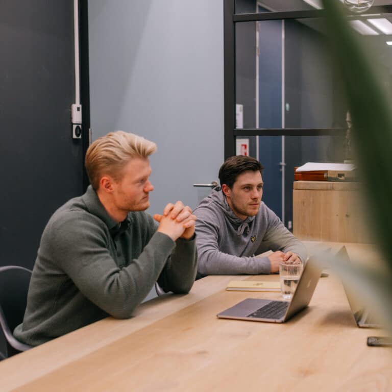 Pixel Express medewerkers aan het overleggen