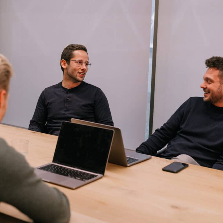 Pixel Express medewerkers aan het overleggen