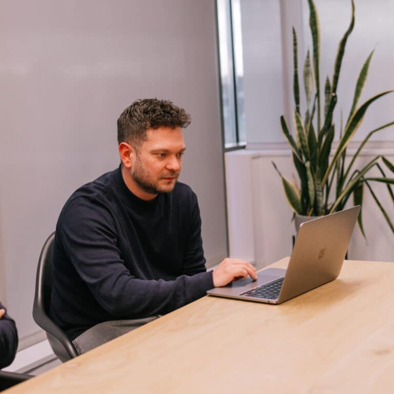 Pixel Express medewerker bezig achter laptop