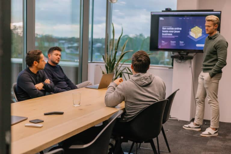 Pixel Express medewerkers aan het overleggen