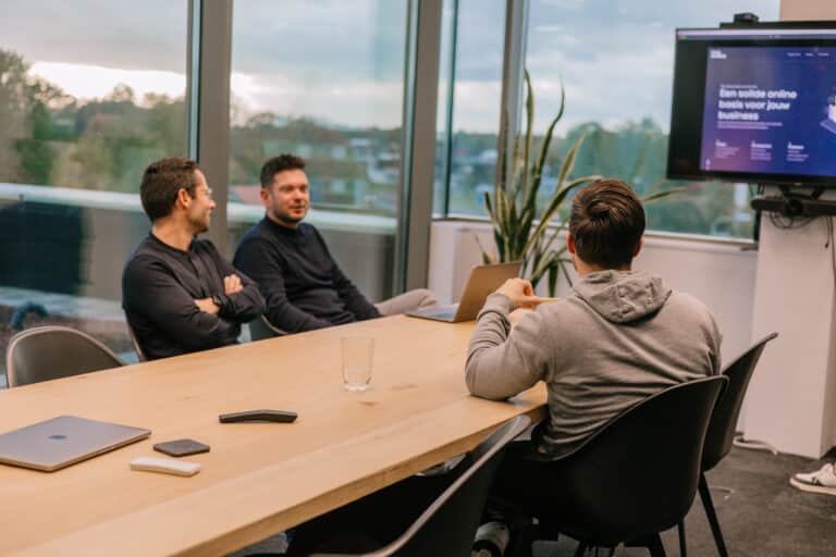 Pixel Express medewerkers aan het overleggen