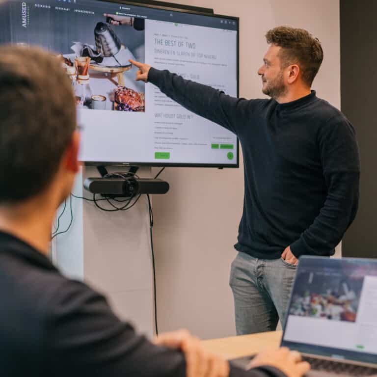 Pixel Express medewerkers aan het overleggen