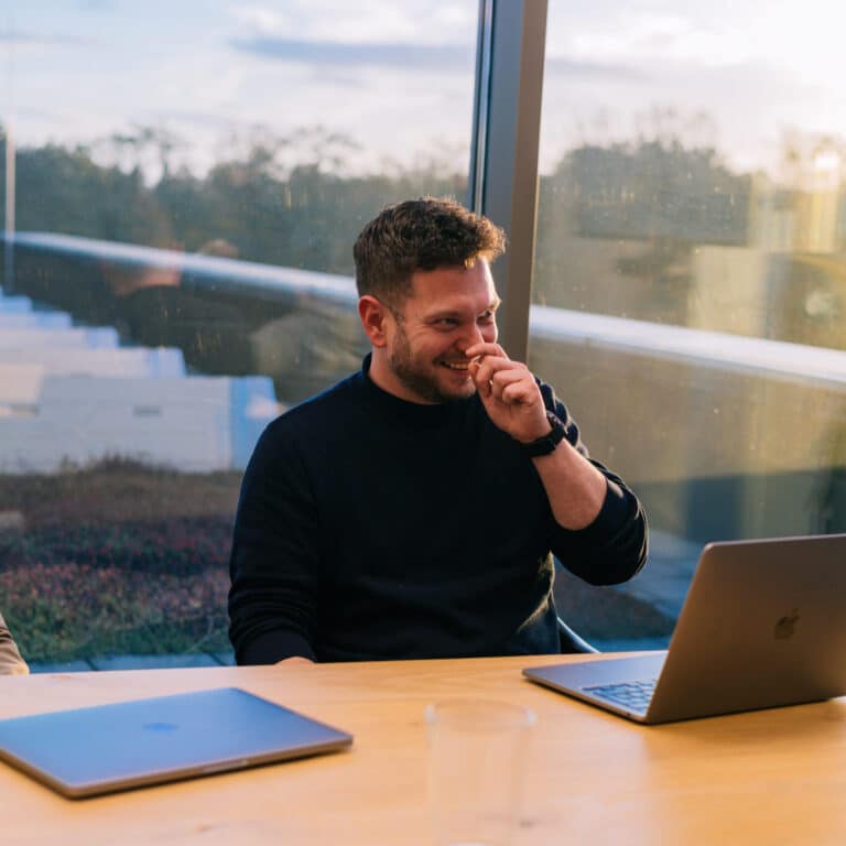 Pixel Express medewerker aan het overleggen
