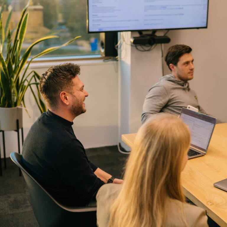 Pixel Express medewerkers aan het overleggen