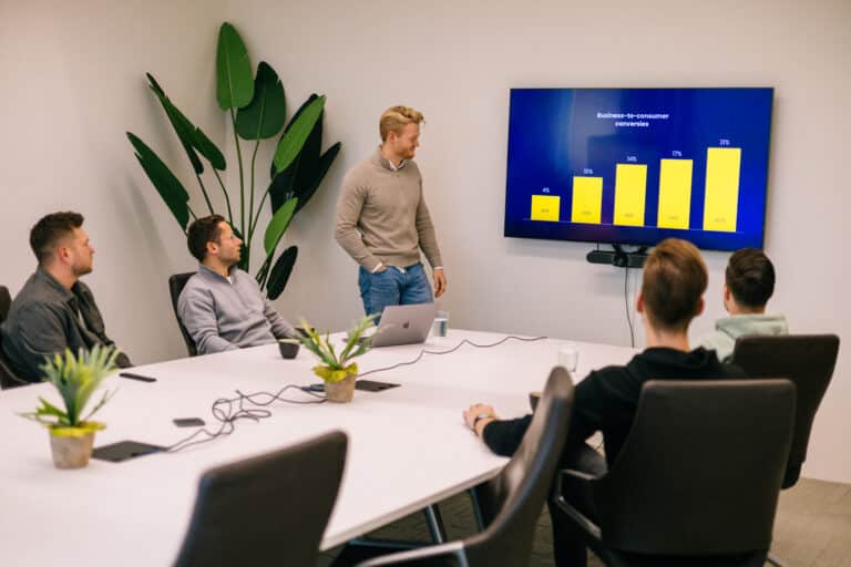 Pixel Express medewerker die conversiestijgingen presenteert