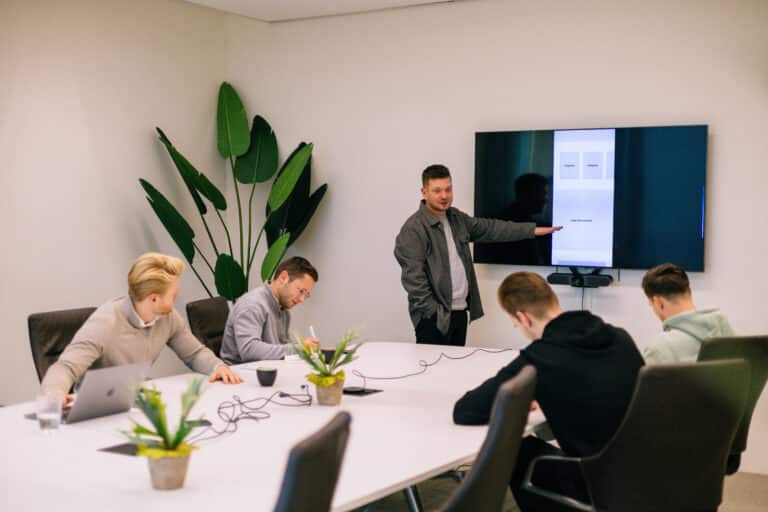 Pixel Express team met wireframe op achtergrond