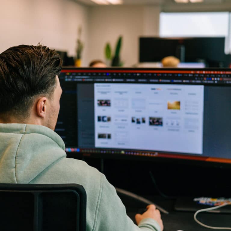 Pixel Express medewerker die bezig is in het CMS