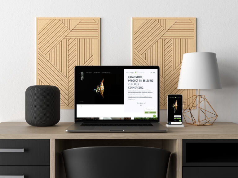 Laptop met Amused website geopend