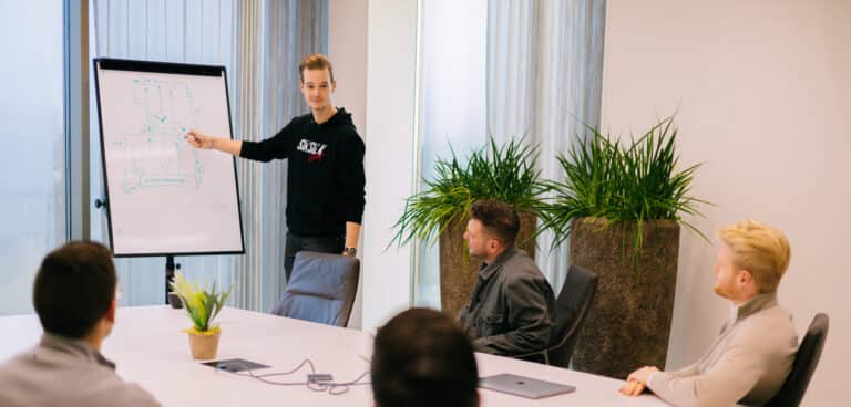 Pixel Express medewerker aan die API-koppeling aan het presenteren is