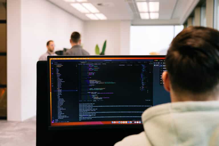 Pixel Express medewerker die aan het coderen is