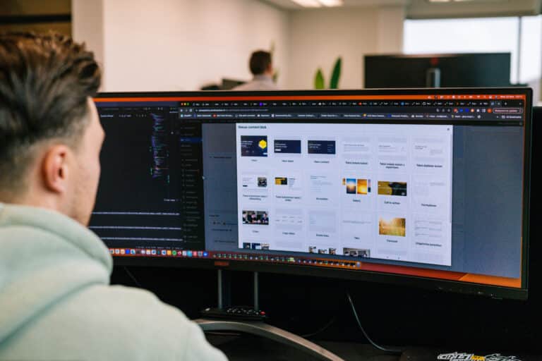 Pixel Express medewerker die bezig is in het CMS